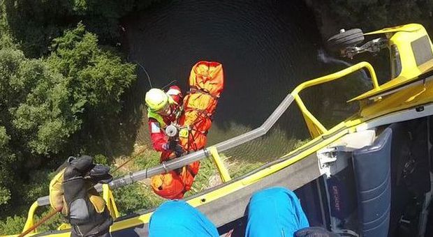 Cerveteri, cade nelle cascate e rischia d'annegare: 15enne salvato con l'elicottero del 118