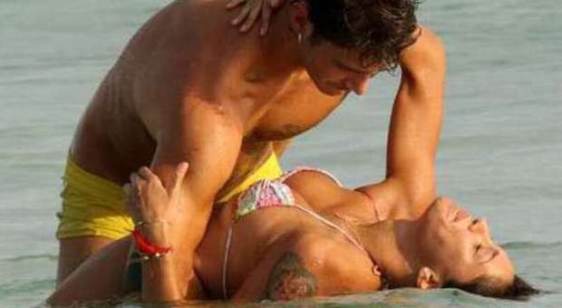 Belen e Stefano giocano in acqua a Formentera
