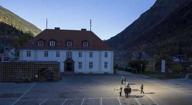 Rjukan, il villaggio norvegese baciato per la prima volta dal sole grazie a tre enormi specchi