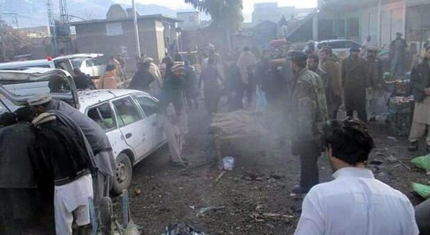 Pakistan, bomba esplode in un mercato affollato: almeno 25 morti, oltre 70 i feriti