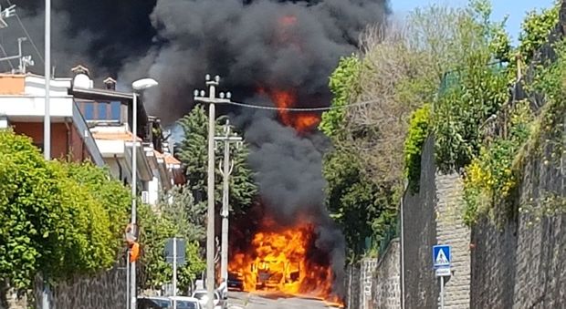 Ariccia, esplode cisterna di gasolio, gigantesco incendio fra le case: diversi feriti