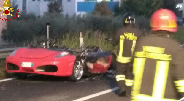 Paura per un 26enne: scende dalla sua Ferrari e il bolide s'incendia