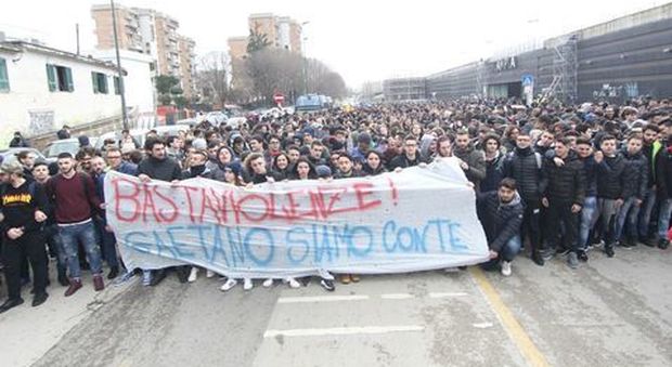 Napoli in piazza contro le babygang: in duemila alla marcia di Scampia