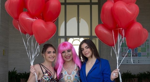 Loredana Simioli insieme alle due figlie sul set del videoclip Io non ho vergogna