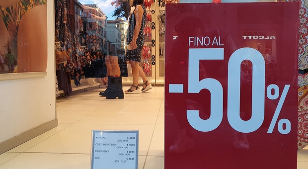 Saldi a Napoli, previsioni positive: vendite verso l'aumento del 20%