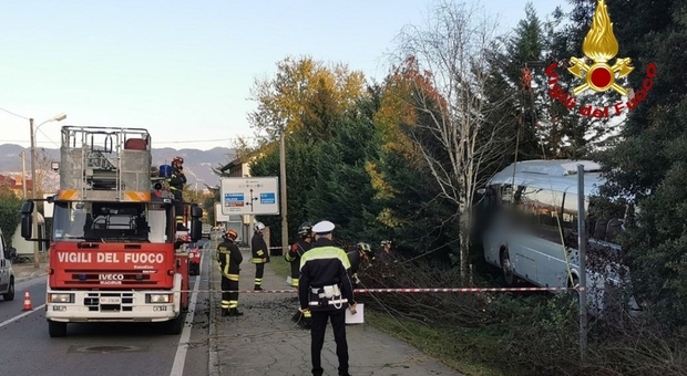 https://statics.cedscdn.it/photos/MED/95/89/8459589_05170513_incidente_bus_gorizia_autista_morto.jpg