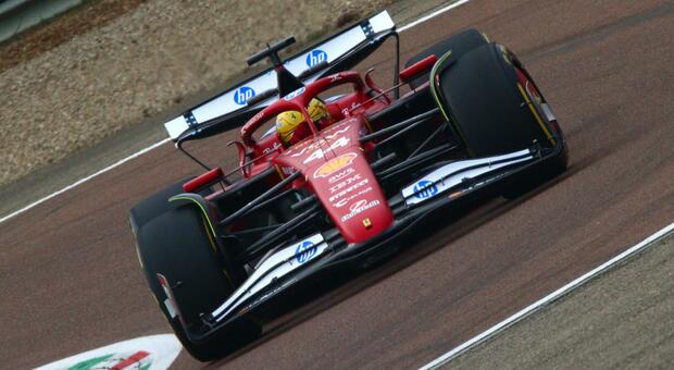 Lewis Hamilton con la SF-25 nei primi chilometri a Fiorano