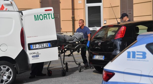 Genova, uccide il compagno a coltellate poi tenta il suicidio: arrestata