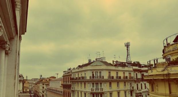 Roma, dopo la neve il cielo diventa giallo: lo spettacolo sui social