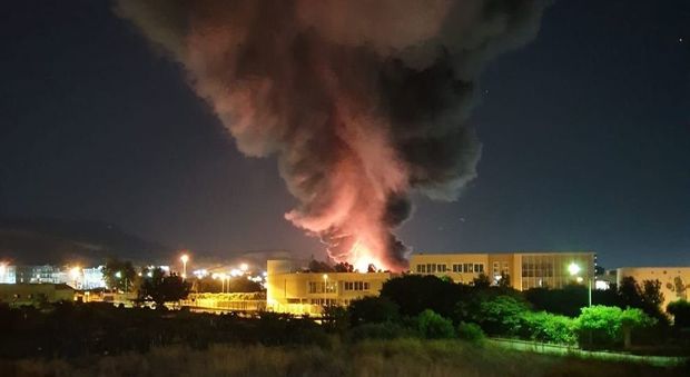 Notte di fiamme a Battipaglia: nube di diossina invade la città