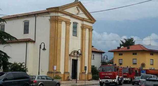La chiesa parrocchiale di Morsano e l'arrivo dei vigili del fuoco