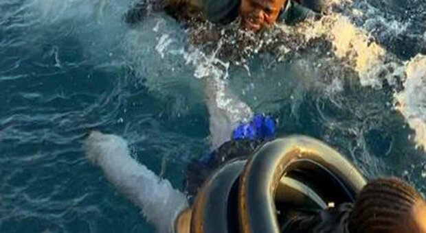Una ragazza salva 4 migranti mentre è in vacanza sulla barca con gli zii: «Non siamo eroi , siamo soltanto esseri umani»