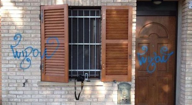 Le scritte lasciate su un'abitazione dai vandali al Lido