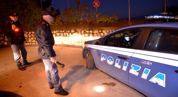 Napoli, due rapinatori finti poliziotti arrestati dai veri agenti dopo un sorpasso al semaforo
