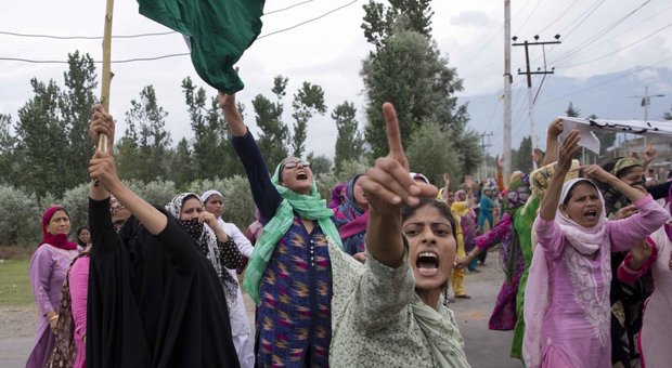 Donne manifestano contro la decisione indiana di togliere lo status speciale al Kashmir