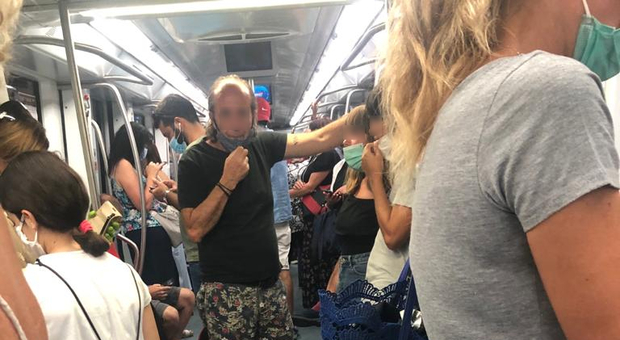 Affollamenti e niente mascherina, sugli autobus di Roma trionfa il droplet