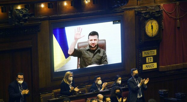 Ucraina, Zelensky oggi parla alla Camera. Ecco chi non ci sarà e perché