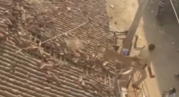 India, leopardo semina il panico in un villaggio: uomo salta dal tetto per non essere azzannato