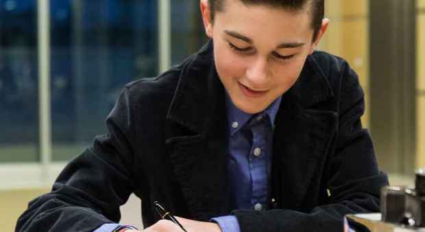 La onlus Make-A-Wish Italia realizza il sogno di un tredicenne affetto da leucemia: «Una penna speciale per tracciare la linea della felicità»