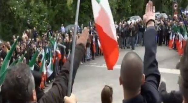 Rai, servizio sui neofascisti a Predappio per Mussolini: bufera sul Tgr Emilia Romagna