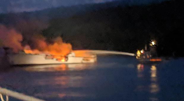 California, barca a fuoco vicino a Santa Cruz: almeno 30 morti, 5 in salvo