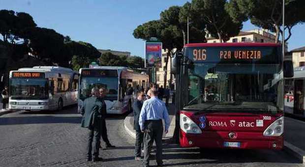 Roma, ubriaco danneggia bus e minaccia autista a Termini
