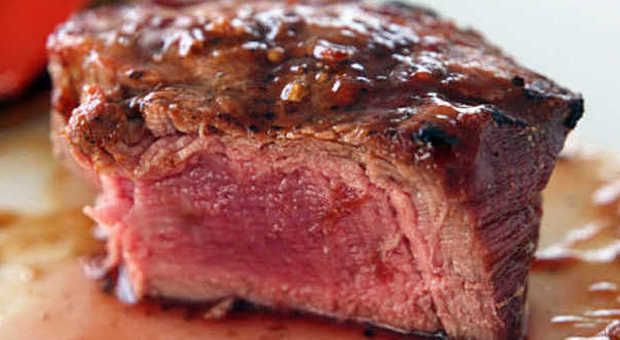 "Mangiare la carne al sangue può uccidere bisogna cuocerla il più a lungo possibile"