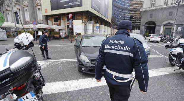 Smog a Napoli, il blocco è durato solo 24 ore Revocato lo stop alle auto in città É polemica per il dietrofront del sindaco