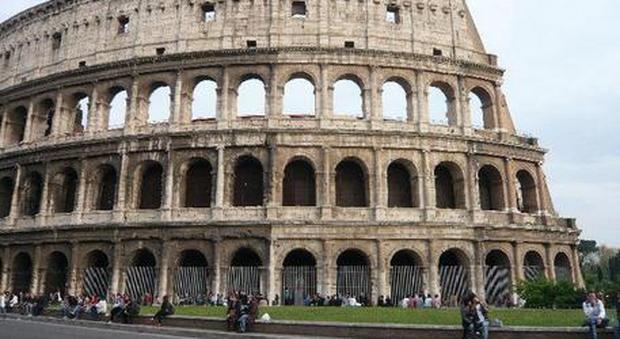 Roma, il Colosseo dichiara guerra ai ladri d’immagine: stop agli abusi pubblicitari