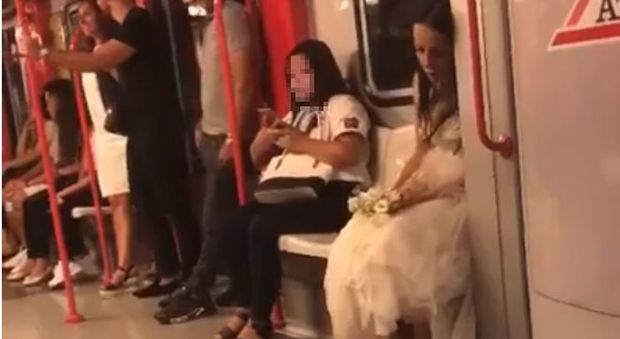 Sposa sola e triste in metro a Milano, la foto diventa virale sul web: «Chi è?»
