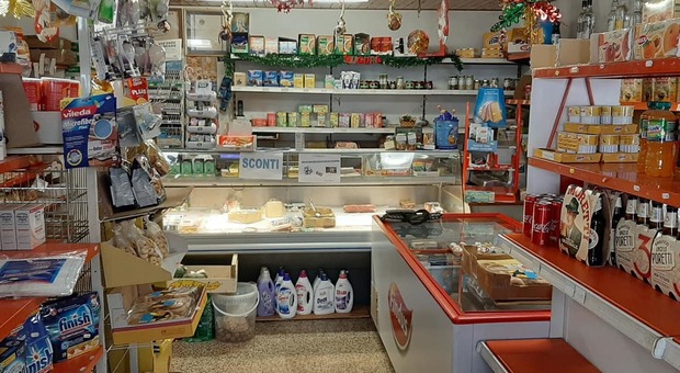 L'interno del piccolo negozio di alimentari