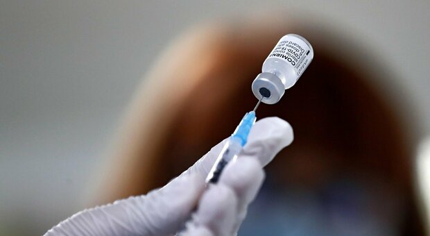 Vaccini Covid, somministrazioni fantasma per ottenere il green pass: choc a Scafati