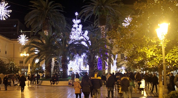 Il passeggio del sabato sera a Taranto tra le luminarie del centro