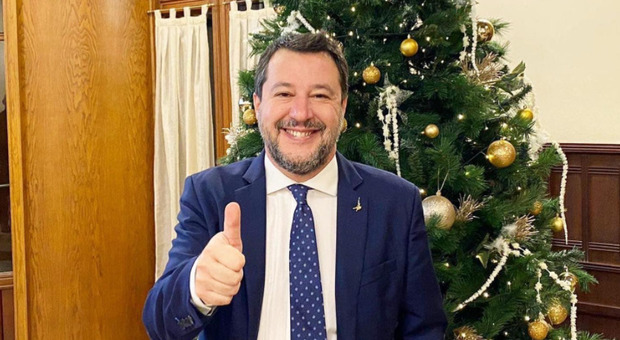 Open Arms, Salvini a Palermo per il processo: «Mi sento su scherzi a parte. Draghi? Più coraggio sulle bollette». Rischia 15 anni di carcere