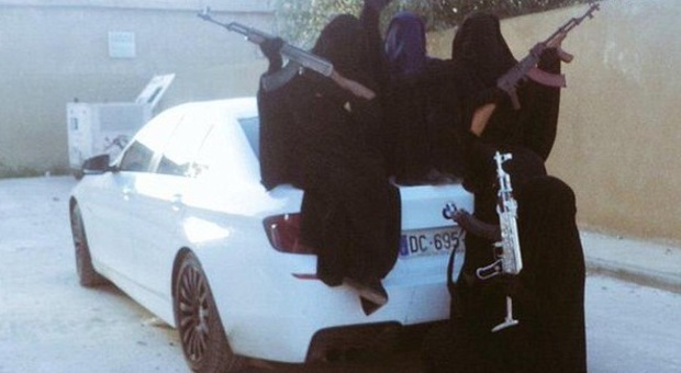 Vita a 5 stelle per le donne dell'Isis: la pubblicità con veli, armi e Bmw