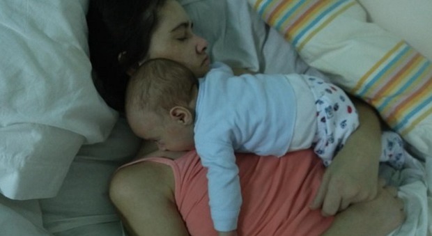Amelia ha un incidente e va in coma al quinto mese di gravidanza: si sveglia con il figlio tra le braccia