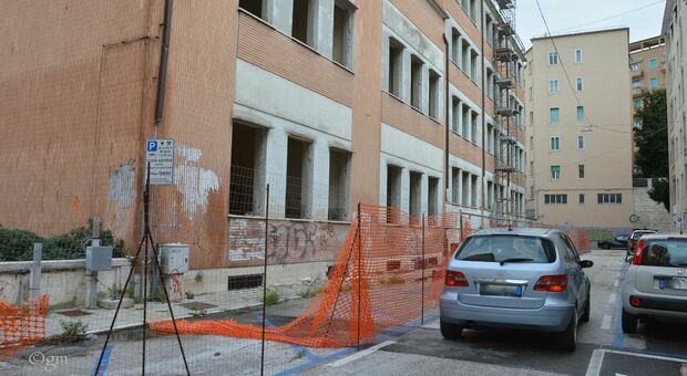 Cantieri aperti, meno posteggi e scuole: stress infinito tra via Montebello e via Veneto