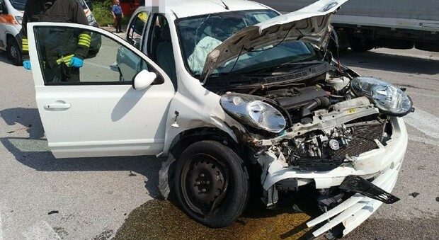 Incidente: scontro auto-tir, miracolato il conducente dell'auto distrutta