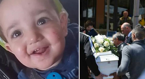 Francesco Pio, lacrime e applausi al funerale del bimbo di 1 anno sbranato dai pitbull. Mamma e papà non si danno pace: «La famiglia chiede giustizia»