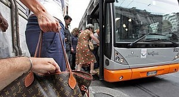 Roma, 20 anni di borseggi sui bus: arrestata la regina dei furti