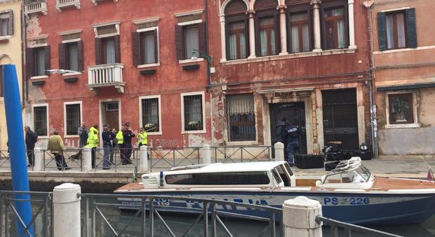 Un altro allarme-bomba a Venezia: borsa sospetta, artificieri sul posto