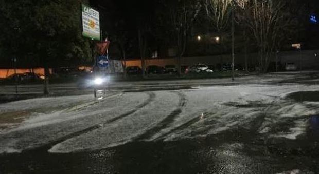 Roma, risveglio con la neve: strade imbiancate a Talenti e Bufalotta