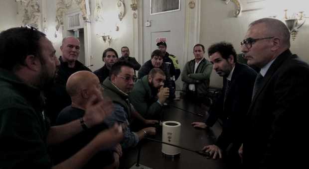 Occupata l'aula consiliare: esplode a Lecce la rabbia dei lavoratori Lupiae