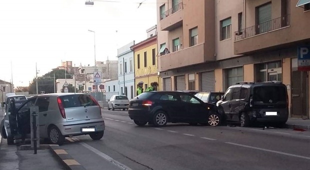 Falconara, lo scontro tra due auto ne coinvolge altre quattro parcheggiate