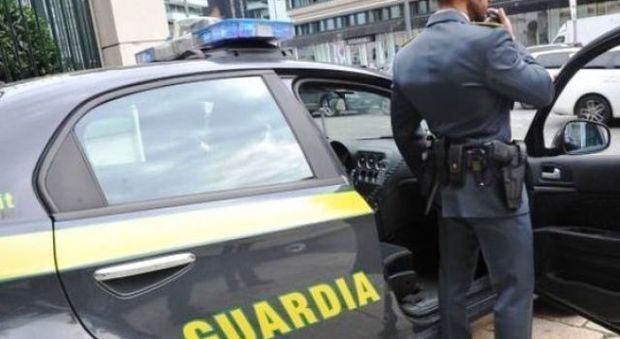 La truffa del family banker: svuotati i conti dei clienti moribondi, due arresti a Napoli