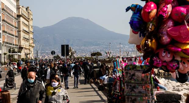 Napoli zona arancione, folla sul lungomare e de Magistris tuona: «Immagini inaccettabili»
