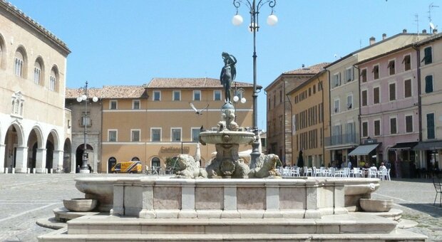 La fontana della Fortuna in piazza XX Settembre a Fano