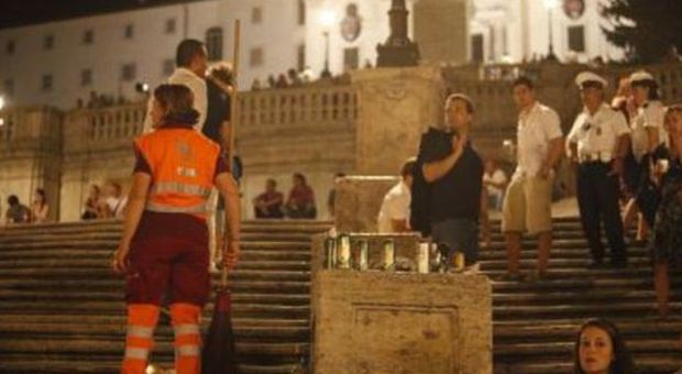 Roma, festino alcolico in piazza di Spagna, party con vodka e birra sulla scalinata: lo scempio di alcuni studenti in gita