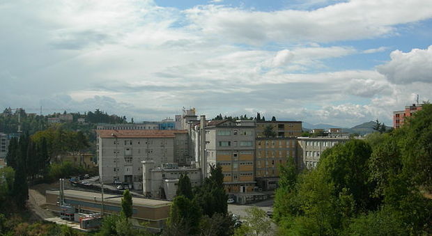 Urbino, rissa tra badanti per i pazienti all'ospedale: denunciate madre e figlie