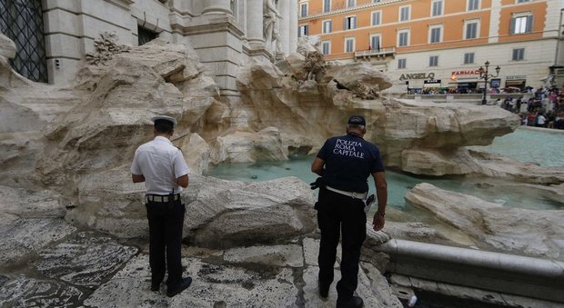 Emergenza vandali a Fontana di Trevi, scadono i divieti e il Comune "dimentica" di rinnovarli